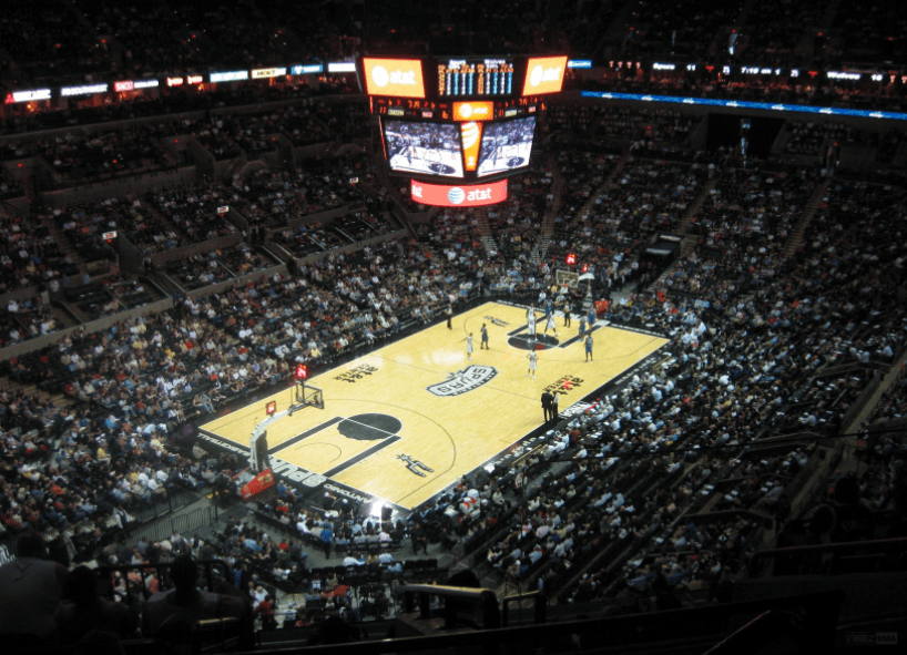  尼斯主场灯光故障，比赛中断半小时重启  