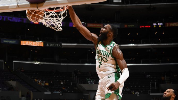  杰伦布朗爆发砍下40分，凯尔特人轻取魔术巩固排名  